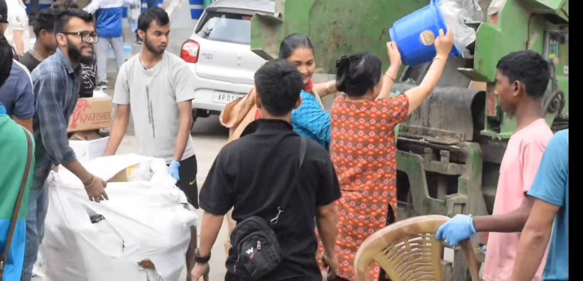DC_Seppa's tweet photo. A mass social service drive was conducted in Seppa’s market area today, led by Ms. Yashaswini B, IAS, DC Seppa and DUDA Seppa. Citizens joined hands for cleanliness. Bi-monthly drives announced by the DC; public urged to maintain hygiene and practice proper waste segregation. https://t.co/WLEjBF4YlP