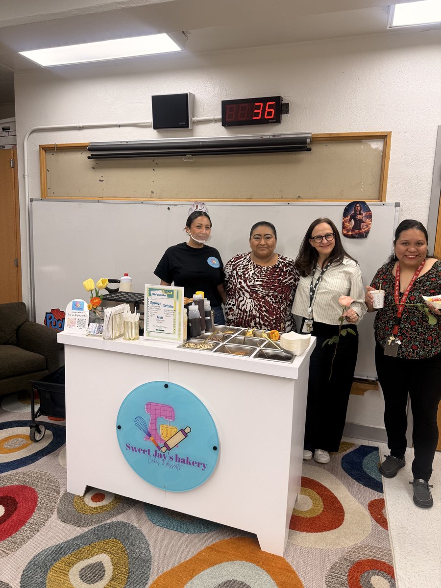 NathanAdamsEs's tweet photo. Huge thank you to our amazing PTO moms for always showing up for us, and a special shoutout to  Sweet Jay Bakery for the delicious mini pancakes! Such a thoughtful (and tasty!) treat for our teachers. #TeacherAppreciationWeek #DallasISD #DISD #NathanAdamsElementary https://t.co/p9EGwJpG4q