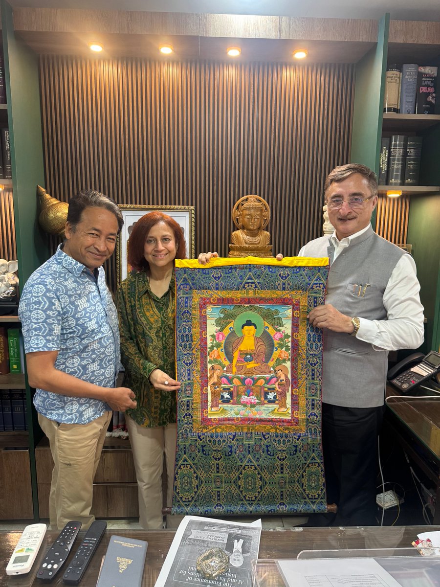 Thank you ⁦<a href="/Wangchuk66/">Sonam Wangchuk</a>⁩ &amp; Gitanjali ji for presenting us a beautiful Thangka ; of Lord Buddha !! Crafted by monks of Ladhak !! People of Ladhak are wonderful souls !! Honest &amp; patriotic !!