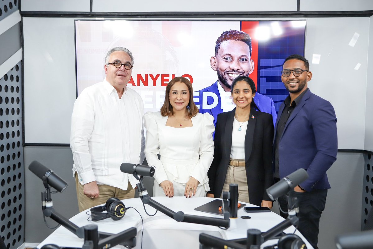 La directora general de la Dirección de Desarrollo Social Supérate (@superaterdo), @mayrajimeneztfj, fue entrevistada junto a la subdirectora de Superación de la Pobreza, @addysthen, en el programa Esto No tiene Nombre, conducido por <a href="/rcavada/">RCNoticias</a> y <a href="/anyelojmercedes/">Anyelo Mercedes</a> y transmitido por