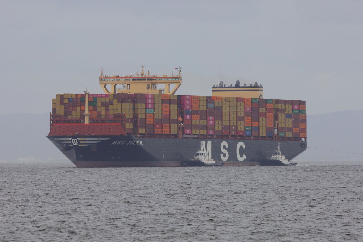 panamaru2's tweet photo. 2026/5/6 14:06
珍しくお昼過ぎに #MSC の #ULCS #MSC_JULIETTE #IMO9946893 16000teuが南本牧に入港しました
本船は #MSC #ANDES_Service で #Hapag_Lloyd #HMM #ONE と共同運用されています 4月18日LAZARO CARDENASを離岸 約19日で太平洋横断 南本牧埠頭MC4号バースに接岸しました https://t.co/RbnWJ0EQVJ