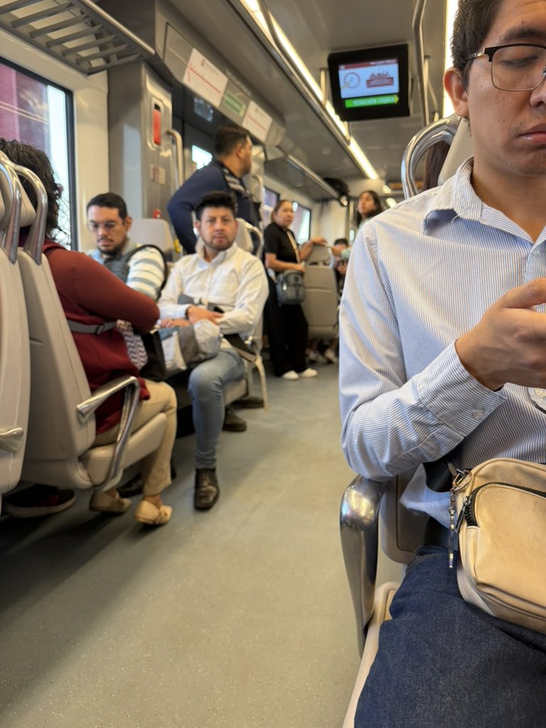 Hace unos días, unos de derecha se subieron al tren del AIFA y afirmaron que era un fracaso porque no había gente.

Hoy vengo en el tren y va lleno: es muy útil para miles de personas.

La derecha, al viralizar sus mentiras, termina desacreditándose y siendo odiada por el pueblo.