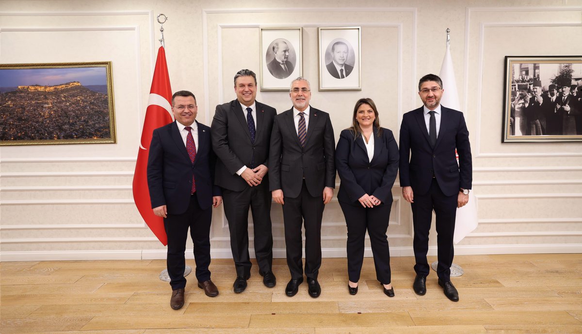 isikhanvedat's tweet photo. Gastronomi alanında kıymetli çalışmalar ortaya koyan şef Claudio Chinali’yi Bakanlığımızda ağırladık. 

Ülkemizin yüksek nitelikli işgücünü ve yatırım ortamını güçlendirmek amacıyla verdiğimiz Turkuaz Kart’ı kendilerine teslim ettik. Gastronomi ve kültürel alanda yapacağı çalışmalarda başarılar diliyorum.