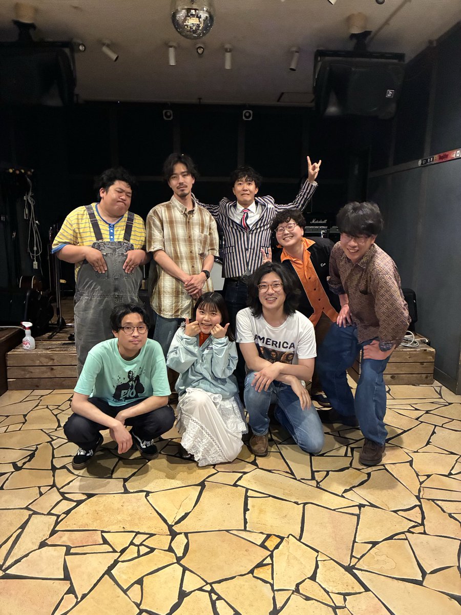 地球から2ミリ浮いてる人たち tweet media