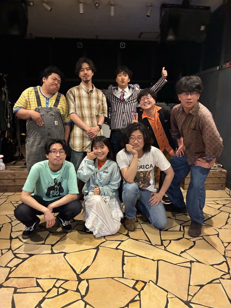 地球から2ミリ浮いてる人たち tweet media