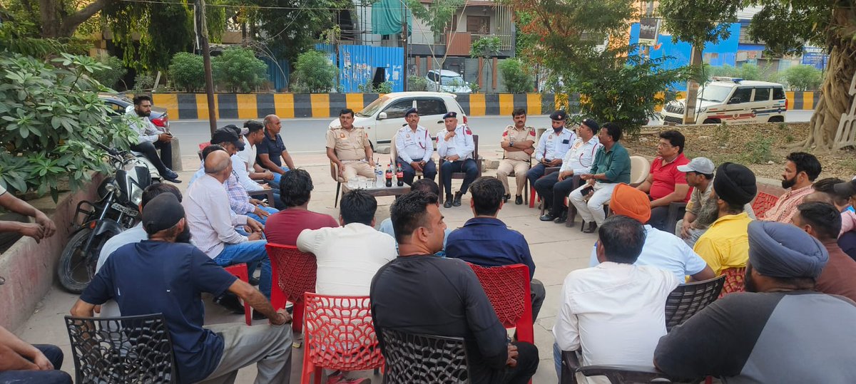 Project Sangam: Ashok Vihar Circle met KP Block RWA &amp; Market Assn, Pitampura. 25 attended. Action: Regular drives vs improper parking &amp; encroachment, increased patrolling, No Parking boards installed#DelhiTraffic police