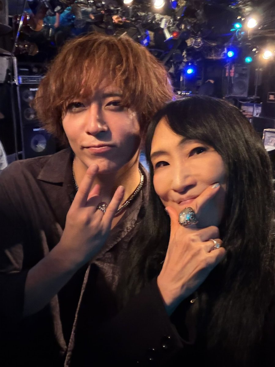 DRACULEA44's tweet photo. グッーヘルナイトみなさん🌃素のヘルカイザーDRACLEです🤘
昨日はマエストロ・ケリーと月例ミーティングの後☕️🎼ASTRAL WIND2ndアルバムレコ発LIVE@吉祥寺シルバーエレファントでした🎸
ふと見るとDRACULEAチェーン1、ネオクラチェーン2でファミリー勢揃いw
Keijiくんは土星の皇帝のお気に入りで、素のカイザーではない皇帝に捕まっておりました🪐🤣
#DRACULEA #AstralWind