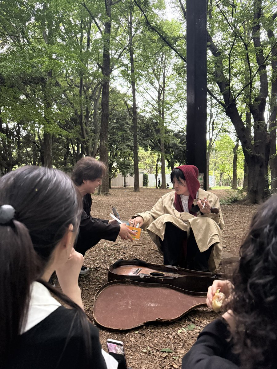 saphideki's tweet photo. 代々木公園で恒例となっている大くんの弾き語り🎶
八王子のヤマギシさんで仕入れたブツの受け渡しシーンを撮っていただきました📷
#pgt79
#ENFANTS https://t.co/QzHvp7i54C