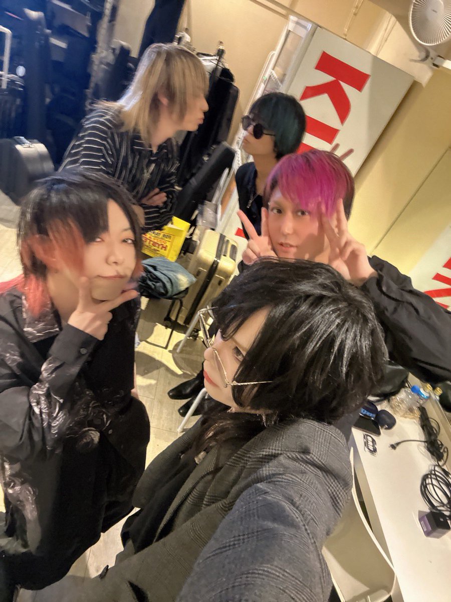 chadosado3's tweet photo. 神谷玲にてベース弾いてきました！
本日もありがとうございました👼

リズム隊はみんな大好きヒコチャドコンビにてお送りしましたー🌟

次はまた5/10ACTと5/11MANATYのツーデイズ！
よろよろです〜🙌 https://t.co/uFGop57ddO
