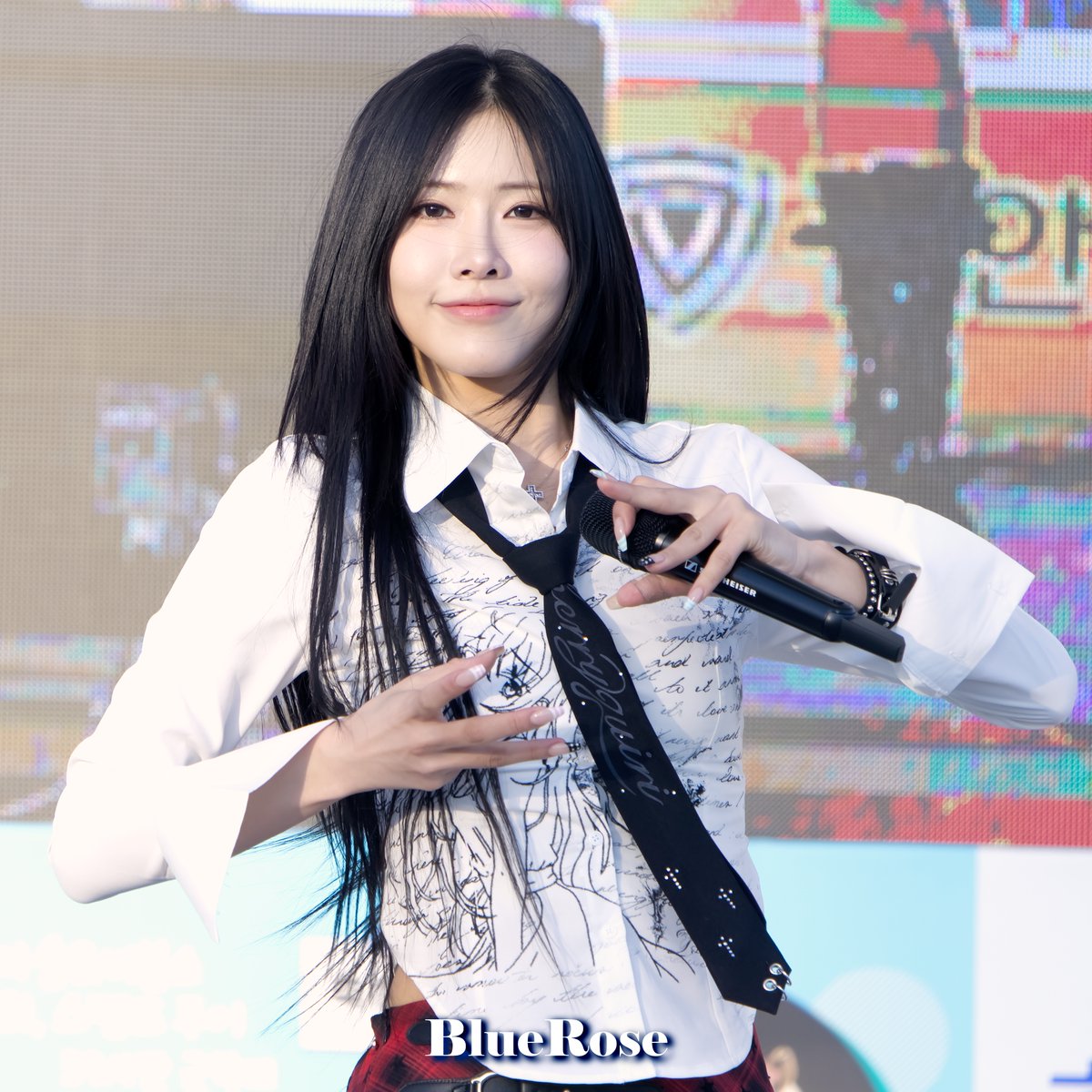 BlueRose_0505's tweet photo. #LOVEONE #러브원 #UNICA #LOVEONE_UNICA #AYEON #아연 #YUNA #유나 https://t.co/Kb1sbVEx8q