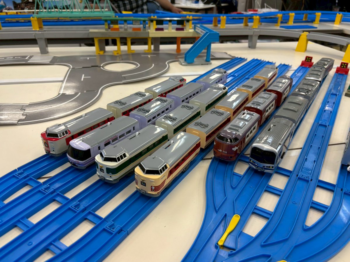 PlarailGunUnit's tweet photo. 本日GWの！プラ電車まつりにお越しいただいた皆様誠にありがとうございました🙇
沢山の方々にご来場いただきお楽しみ頂けたようで何よりです！
わたらせ渓谷鐵道支援募金も多くの方にご協力いただき誠にありがとうございます！皆様の想いをわ鐵に繋げる橋渡し役としてPGU一同さらに奮闘して参ります！ https://t.co/yOIwayIvnx