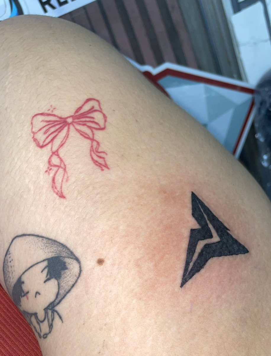 eraheloise's tweet photo. Got a new tattoo hahahaha 😭🖤 PerthSanta really hits different. “Life is free” tanapon forever engraved na 😮💨 #LifeIsFree #PerthSanta https://t.co/GficdwdQXs
