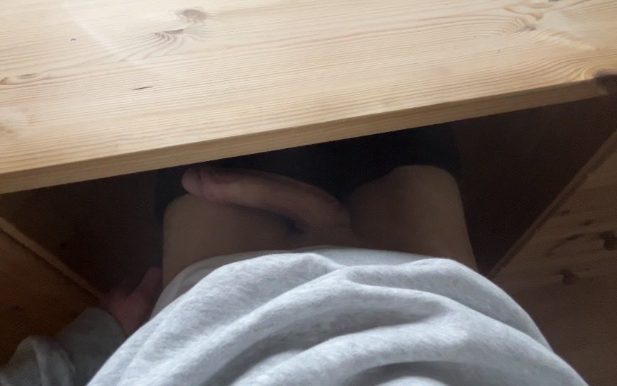 hungmikeyy's tweet photo. lowkey need someone underneath my desk right now #nsfw #nsfwtwt #bwc #bigwhitwdick #bigdick #bigcock #hung #teen #hungteen #chudai #wataa https://t.co/d6ppWgtHcV