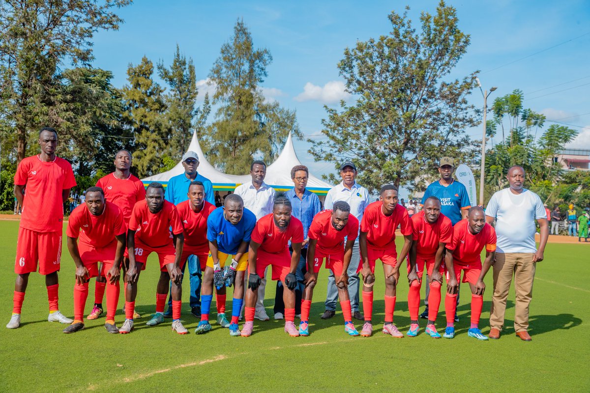 KicukiroDistr's tweet photo. Umurindi w'abafana b'Ikipe ya Masaka utumye iyi Kipe yishyura igitego yari yatsinzwe umukino ugitangira. Igice cya Kabiri kiratangiye amakipe yombi aranganya: Masaka (Kicukiro) 1-1 Kimonyi (Musanze). Ni mu mikino ya 1/4 cy'irangiza.

#UmurengeKagameCup https://t.co/Cy1E580KZ5