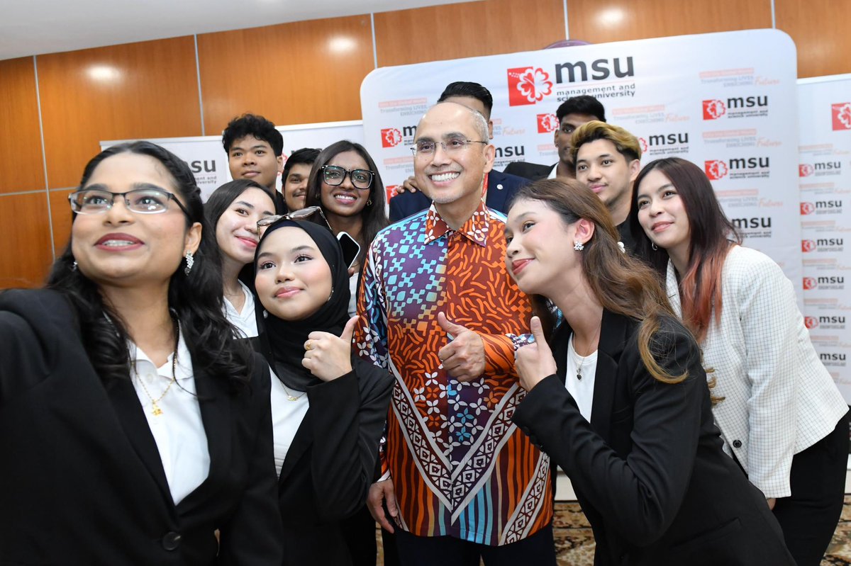 MohdShukriYajid's tweet photo. Engaging the participants of the Global Leadership Program leaving for #UNHAS &amp; South Sulawesi. Beyond academics, this experience strengthens cultural competence, mutual understanding, and respect for diverse perspectives in our interconnected world. @MSUmalaysiaFBMP https://t.co/arYQyuqUY9
