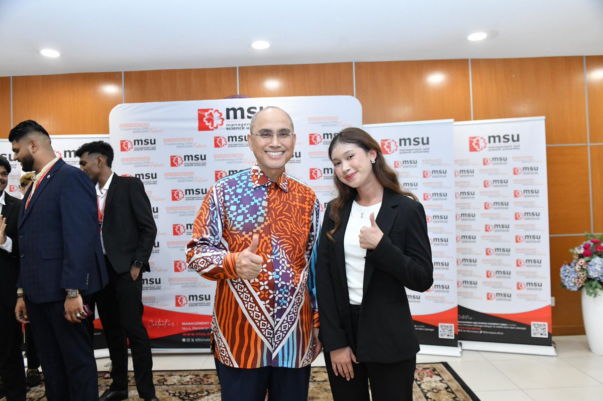 MohdShukriYajid's tweet photo. Engaging the participants of the Global Leadership Program leaving for #UNHAS &amp; South Sulawesi. Beyond academics, this experience strengthens cultural competence, mutual understanding, and respect for diverse perspectives in our interconnected world. @MSUmalaysiaFBMP https://t.co/arYQyuqUY9