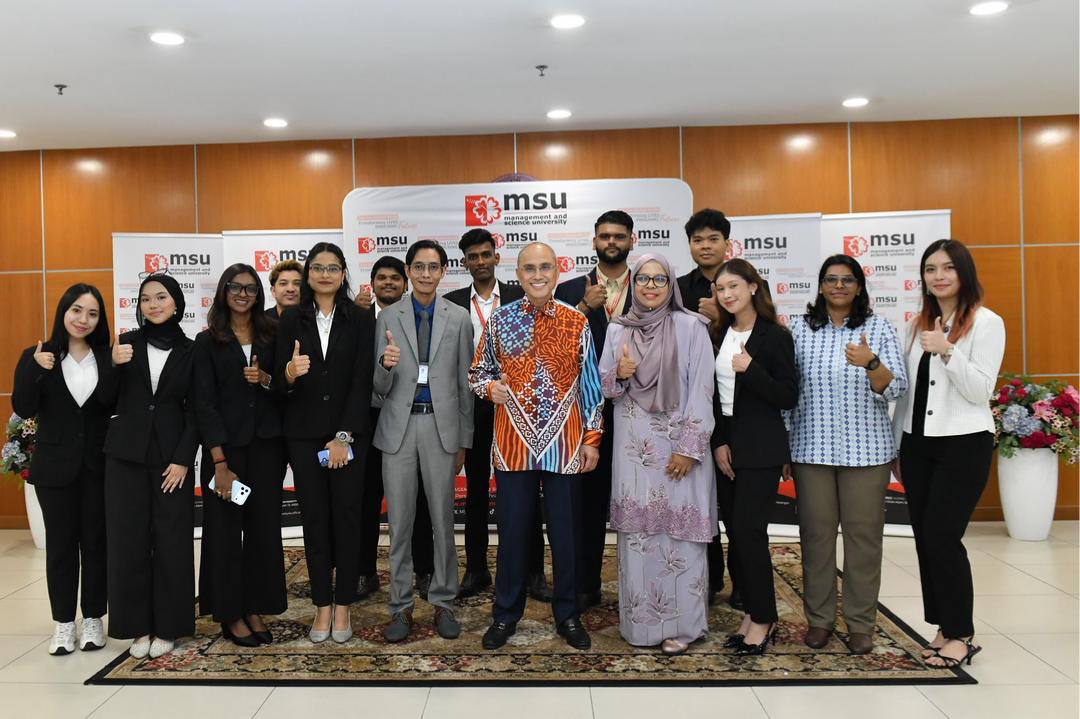 MohdShukriYajid's tweet photo. Engaging the participants of the Global Leadership Program leaving for #UNHAS &amp; South Sulawesi. Beyond academics, this experience strengthens cultural competence, mutual understanding, and respect for diverse perspectives in our interconnected world. @MSUmalaysiaFBMP https://t.co/arYQyuqUY9