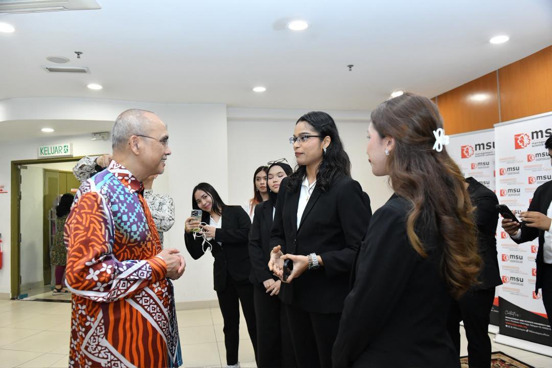 MohdShukriYajid's tweet photo. Engaging the participants of the Global Leadership Program leaving for #UNHAS &amp; South Sulawesi. Beyond academics, this experience strengthens cultural competence, mutual understanding, and respect for diverse perspectives in our interconnected world. @MSUmalaysiaFBMP https://t.co/arYQyuqUY9