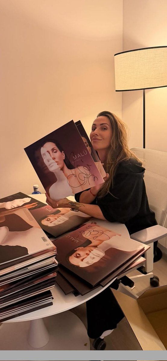 EL TIEMPO SE DETIENE AQUI  <a href="/_MaluOficial_/">Malú</a> siguiendote en todos los estrenos de tus discos en todos tus proyectos y planes en los que nos incluyes gracias jefa SIEMPRE 🤘🏻🤘🏻🤘🏻🤘🏻🤘🏻🤘🏻🤘🏻