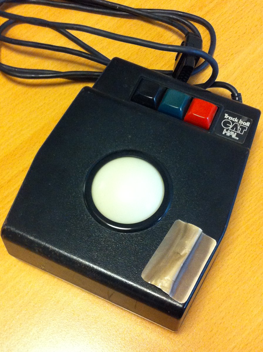 Today, I’m going to introduce one of my development tools. This trackball was originally designed for the MSX, but I modified it to connect directly to the Famicom. All the pixel art and animations for *METALSLADER GLORY* were created using this trackball and a Twin Famicom.