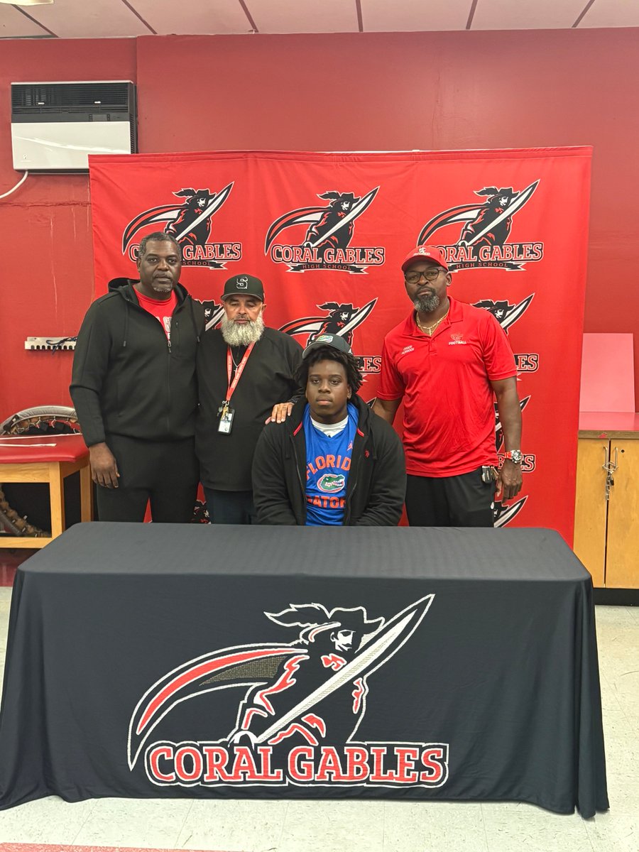 coachDockM's tweet photo. Congratulations to Stive- Bentley on his Commitment to the University of Florida via Coral Gables High💯🏈@GatorsFB @SBYK99 https://t.co/AfJGE9YdMD