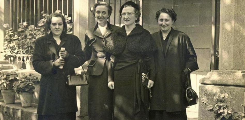 La “Red Álava” fue una organización clandestina de espionaje compuesta por mujeres vascas que en la posguerra realizó una importante labor para el gobierno autónomo de información sobre el franquismo, impidió detenciones, facilitó huidas y evitó ejecuciones–

Cuatro mujeres