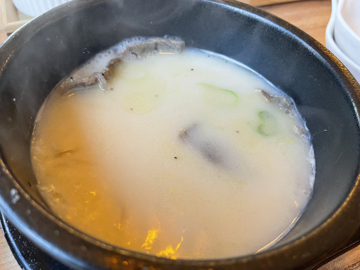 caznom's tweet photo. GWの課題のポチャに行こう
ランチタイムに間に合った
カンジャンセウ狙いだったのだが完売してた
ケジャンは無いみたいだなぁ
お食事はご飯とスープ選ぶシステムみたいだ
とりあえず明太子ビビンバとソロンタン
カンジャンセウ狙いでもっかい行かないとなぁ https://t.co/PjGEEMidEY