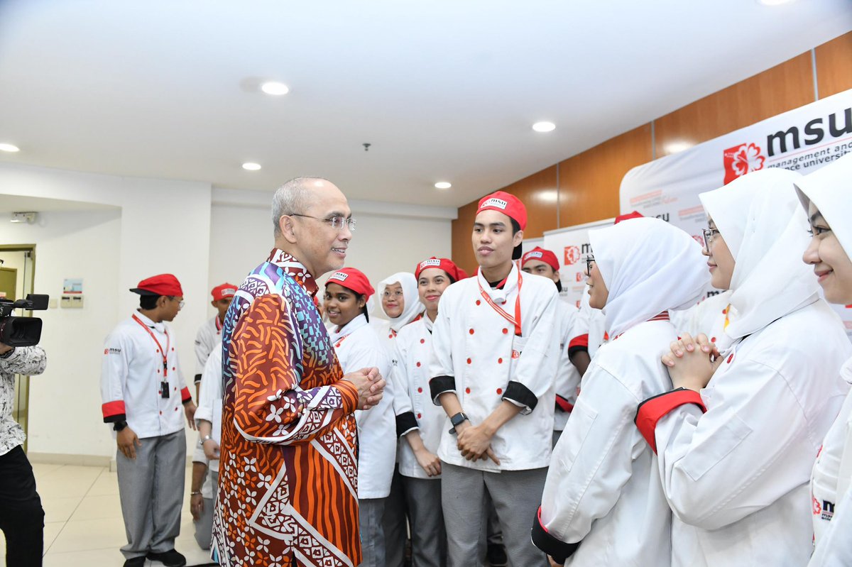 MohdShukriYajid's tweet photo. Safe journey. The Global Leadership Program to Beijing is more than an academic journey. It is an opportunity to build cultural competence, strengthen and appreciate the values that connect communities across borders. Stay connected. @MSUmalaysiaSHCA @MSUGlobalAffair #MSUGLP https://t.co/1RFguvWOkc