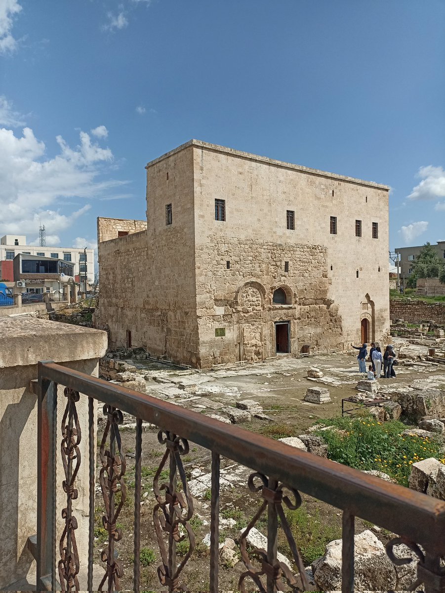 Nisibis Akademisi-Mor Yakup Manastırı(MS.4.yy) dünyanın ilk üniversitesi;Antik Yunan felsefesinden önce burda felsefe eğitimi verilmiş.Tıp,hukuk, felsefe,mantık, astronomi, edebiyat, teoloji gibi birçok eğitim verilmiş.Zamanla oluşan tahribattan dolayı sadece bu kısım kalmış.