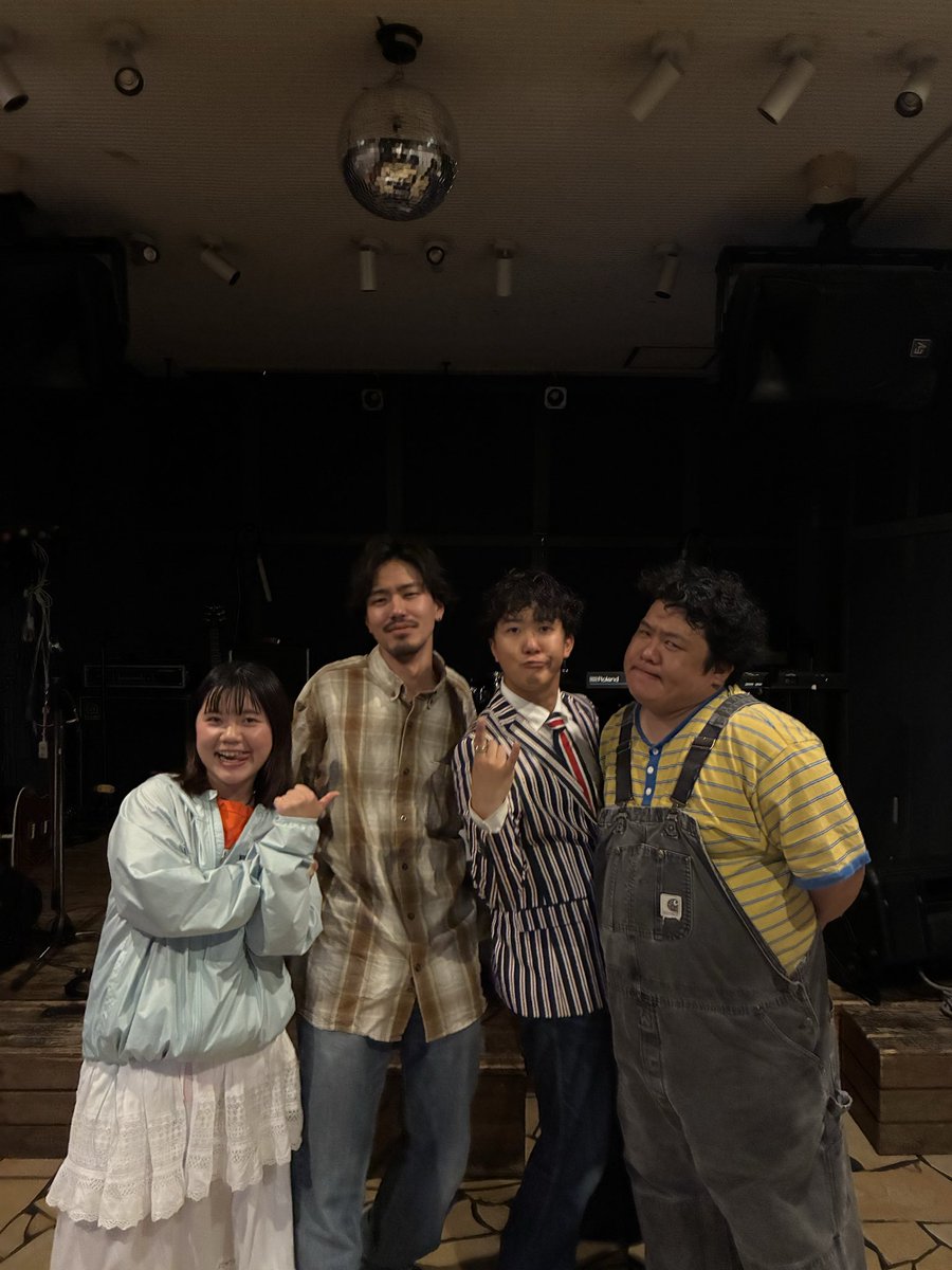 地球から2ミリ浮いてる人たち tweet media