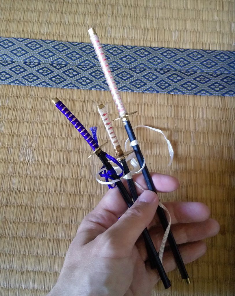 連休中に祖父の遺品整理をしていたのですが、押し入れから大量の豆刀と