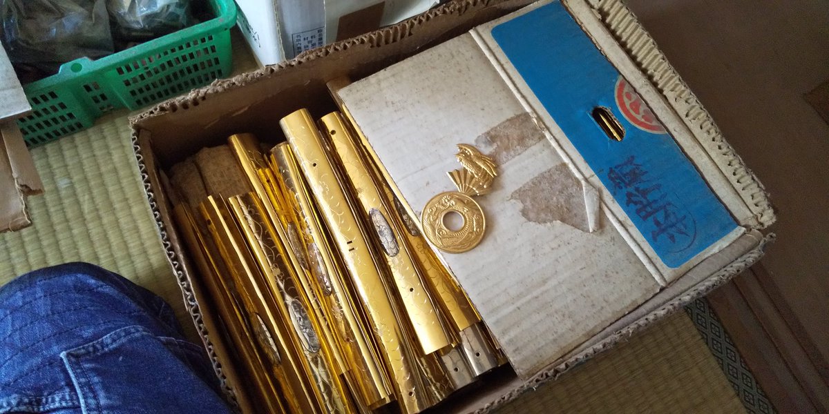 連休中に祖父の遺品整理をしていたのですが、押し入れから大量の豆刀と鞘と鍔が出てきました
曾祖父が五月人形の職人だったのでずっと残っていたみたいです

40年以上前の物ですが状態は良いのでとなモで販売してみようかなとか考えてます