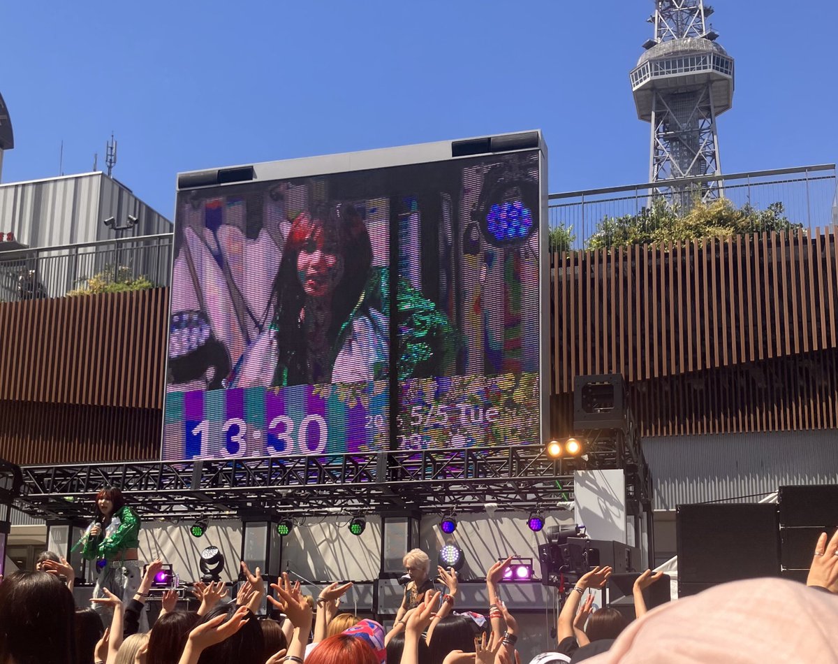 honwaka034's tweet photo. 振り返り②
グラビティの六くん　
かっこいいなぁって思っててLive見たかったの。
背が高いのね。

サイドの柵に身を乗り出して歌ってたけど私の真隣😳ドキドキして直視できんかった。
でもおへそ近くで見ちゃった(〃ω〃)キャア
#名古屋V系野外FES 
#ALIVE
#fivestars https://t.co/K0aPCcR5aw