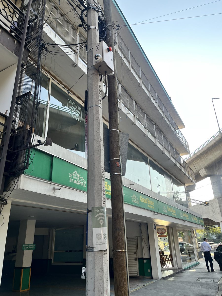 AnaLynEscobedo's tweet photo. @C5_CDMX,@BJAlcaldia,@AccionesBJ, hay una alarma en el poste donde está el botón de seguridad y se activó hace más de una hora y no deja de sonar, calle 27 esq. patriotismo. https://t.co/wt1jWsGs7A