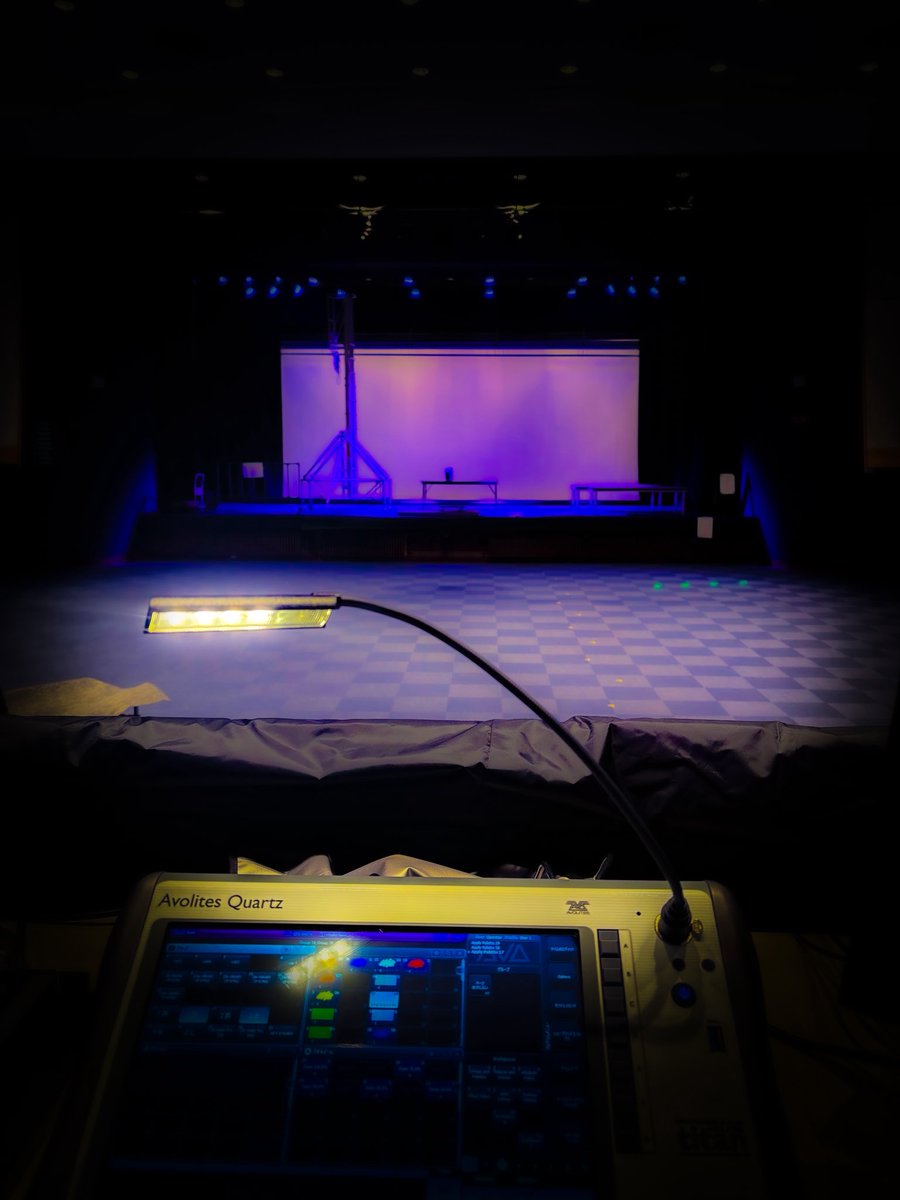 lighting_mt91's tweet photo. 本業である照明を、久々にホールでがっつりできる現場💡

仕込み〜シュート〜明かり作りまで1時間半というかなりタイトなスケジュール。  
しかも今回はホール機材のみ、限られた予算の中での仕込み図作成。

制限が多い分、どう組んでどう魅せるかの難易度がかなり高い。  
でも、こういう現場こそ照明屋として燃える🔥

なんやかんやでもう来週。  
打込み時間が全然足りなくて「どうしよ…」ってなってるけど、その追い込み感も含めて久々のホール照明がめちゃくちゃ楽しみ🫶