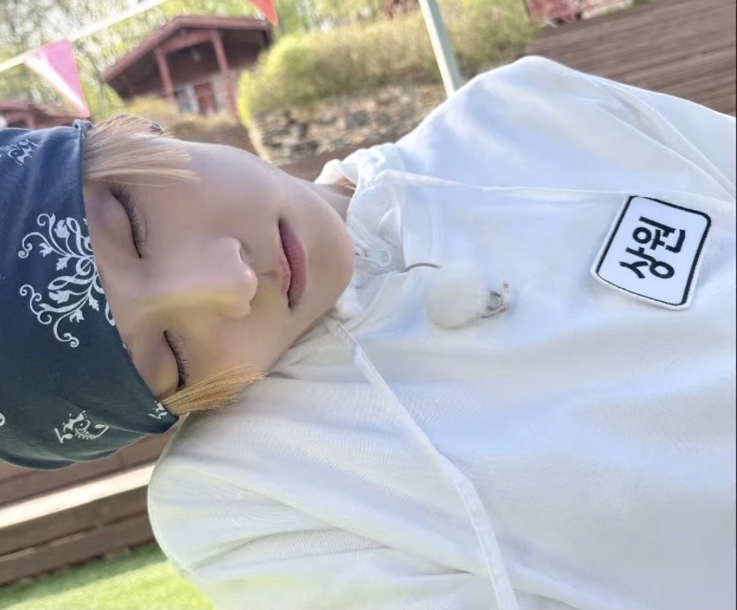 io ngomong dia lagi duduk trs di sebelahnya ada sangwon yang tidur pules banget trs akhirnya dia foto alias bisa bayangin ga sih pikiran io kayak awon tidurnya SECANTIK SEANGGUN SEIMUT ini makanya dia foto😭 io pasti masih banyak foto awon di hp km kan!!