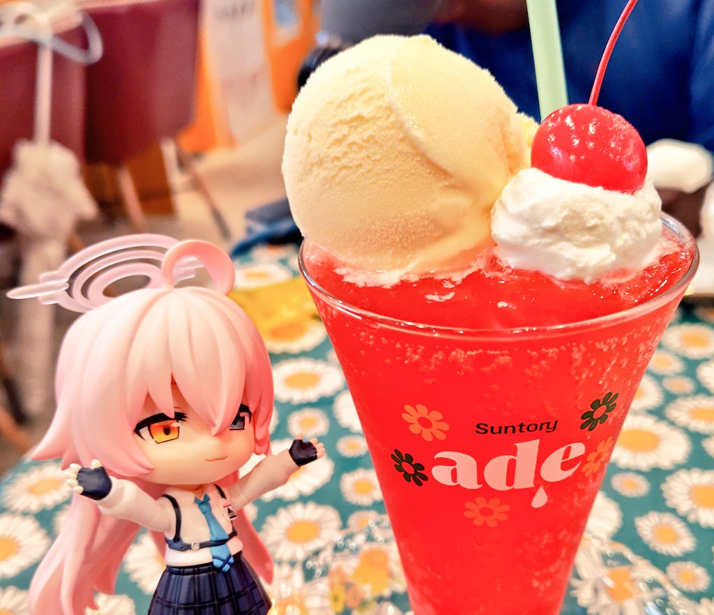 #深夜のねんどろ撮影６０分一本勝負
5/6【おでかけ】
お出かけ先のカフェでいただくクリームソーダは格別🍹💕