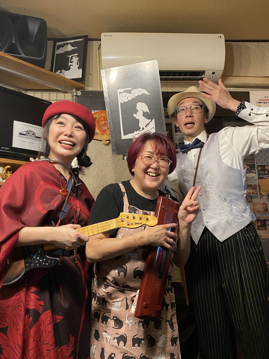 今日は戸越銀座にある『旬菜料理あかだ』で
『ウルル寄席』に行って来ました。
師匠ウルルJUNの新曲披露と、ゲストは『はさみ家紙太郎』さん
日本に10人余りしかいない紙切り名人です。
素晴らしい技術でした。
今日も楽しい時間を過ごさせて頂きました。

#はさみ家紙太郎
#旬菜料理あかだ
#ウルルJUN
