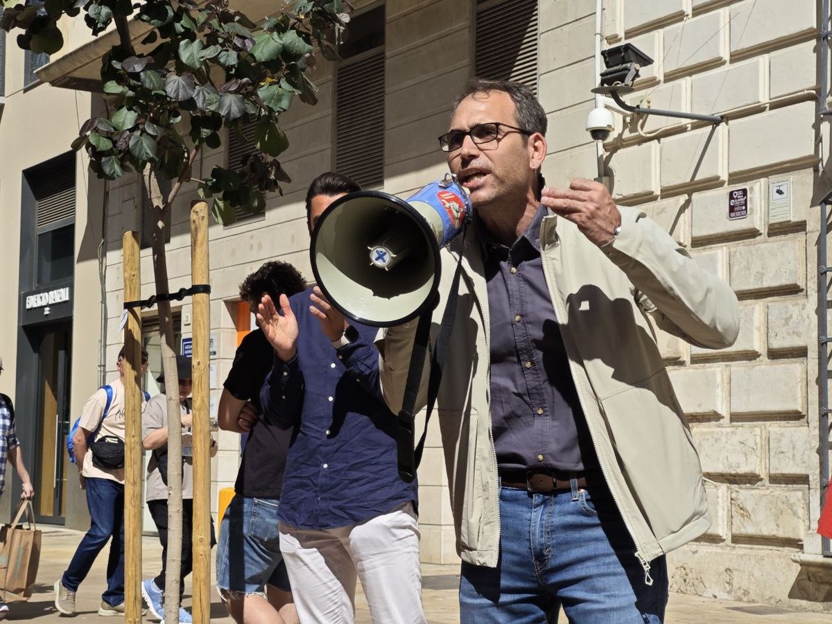 IUMalaga's tweet photo. Todo el apoyo de @PorAndaluciaOrg a las #PTIS en su lucha.

Condiciones dignas para quienes trabajan en algo tan esencial como la integración social de nuestras niñas y niños. 

Vivan las PTIS, ejemplo de lucha ✊✊ https://t.co/zccrrVeKpH