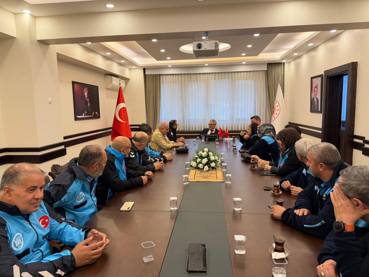 yesevihareketi's tweet photo. Genel Başkanımız Mahmut Cömert, Operasyonel Kurumlar Başkanımız Fazlı Köse, 8. Bölge Başkanımız Zülküf Eta ve Kocaeli Arama Kurtarma Ekibimiz ile birlikte, Kocaeli İzmit Kaymakamı Sayın Yusuf Ziya Çelikkaya’yı makamında ziyaret ettik.

Gerçekleştirilen nazik ziyarette karşılıklı istişarelerde bulunuldu.

Nazik kabulleri dolayısıyla Sayın Kaymakamımıza teşekkür ederiz.

#YeseviHareketi #NazikZiyaret #Kocaeli
