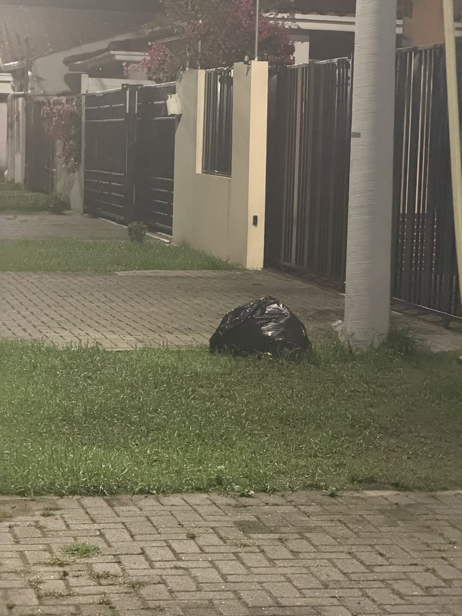 saladon09's tweet photo. @AAUD_Panama @Panamaalcaldia 
Señores no se aguanta la basura, para cuando el camión recolector?

https://t.co/6cD7bsUtbF https://t.co/KSEMXlHsLk