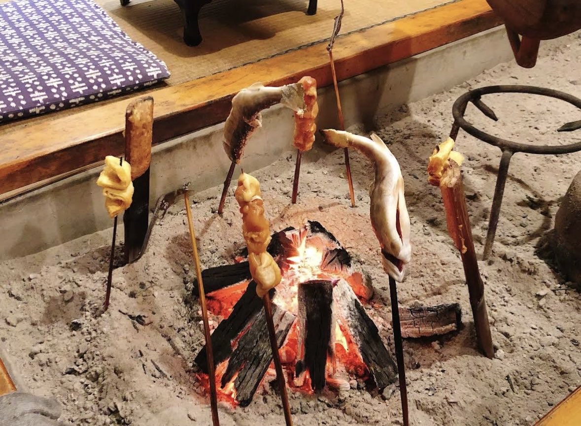 find_out_store's tweet photo. 施設名：民宿 やま久 囲炉裏の温泉宿
料理名：囲炉裏串焼きと季節の御膳
住所：栃木県日光市湯西川１６１６−２

川魚の炉端焼きに加えて、鹿や熊などのジビエも食べられるそうです。美味しそう！ https://t.co/8bNna5sQ5G