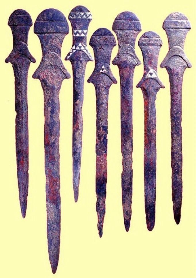 Alexny_85's tweet photo. ¿Cuales son las espadas más antiguas que conservamos? ¡Pues estas! Encontradas en Turquía, tienen…¡entre 5000 y 5300 años! Están hechas de una aleación de cobre y arsénico, y algunas tienen incrustaciones de plata. https://t.co/F2TwJyTvKP