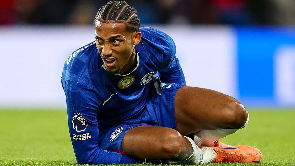 🚨 𝗡𝗘𝗪𝗦: Barcelona are interested in João Pedro as a potential successor to Robert Lewandowski 👀

The Chelsea forward is currently the top name on Barça’s shortlist, with Julián Álvarez (Atlético Madrid) considered now as Plan B. He could cost something between 80-100M