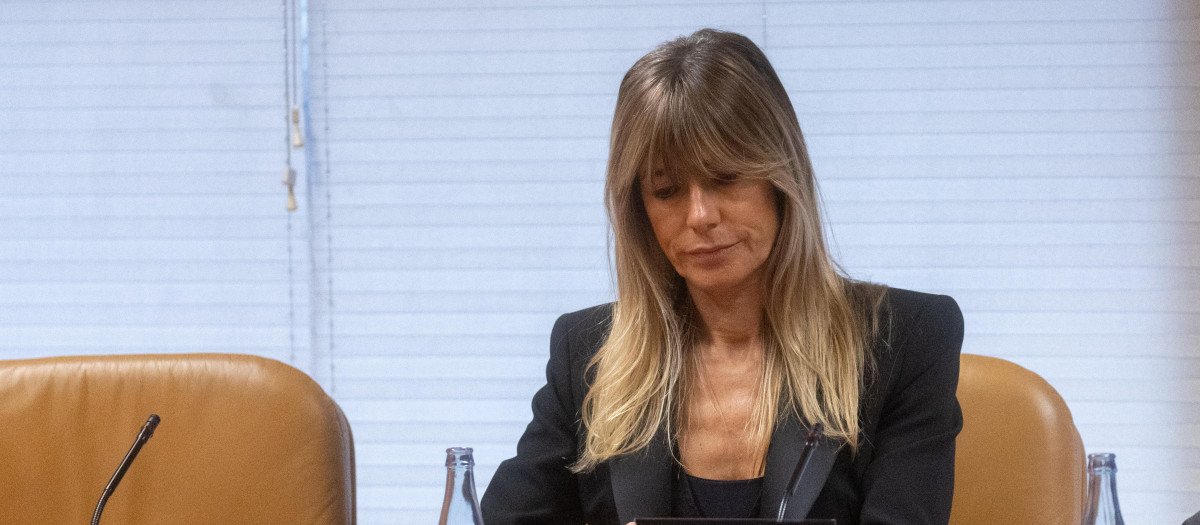 El juez Peinado desoye a Begoña e insiste en que la juzgue un jurado popular por cuatro delitos, tráfico de influencias, corrupción privada, intrusismo profesional y malversación: "Desvió recursos de la UCM y de empresas a intereses propios"
