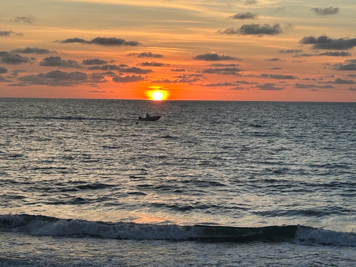 MikeTownsendCS's tweet photo. Down in Florida today, speaking to investors in West Palm Beach. Caught a great sunrise this morning! https://t.co/162MKKr9ac