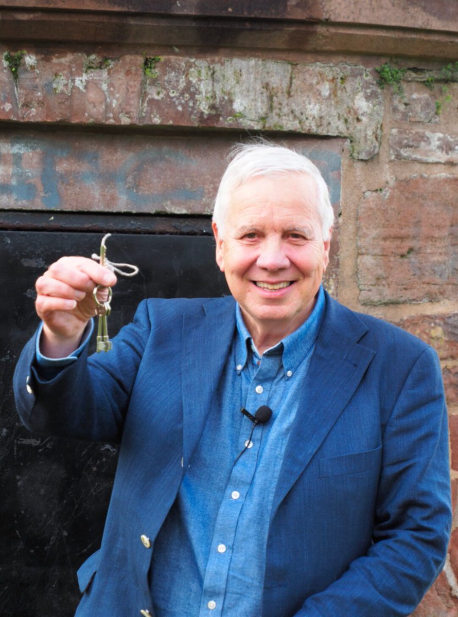 robsawyer70's tweet photo. Ken the keymaker of the famous Everton lock-up.
Join members of @EvertonHeritage on Village Street this Saturday, midday to 2pm, to learn about the tower that adorns the Toffees' club badge - and even have a look inside.
https://t.co/3PIKR22NvL https://t.co/rbNLrXkmRr