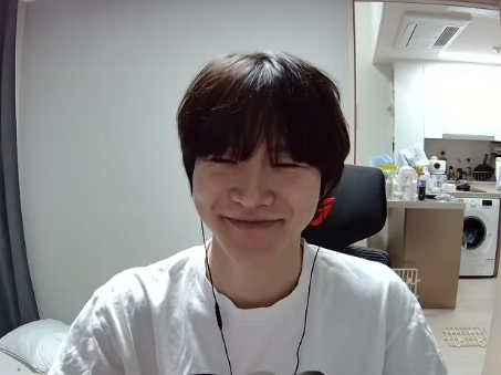 lunxtichai's tweet photo. a story in four parts:

1. Queued into Junbin / Heesang
2. Junbin threatens to pick Rein
3. Shu turns on his camera and begs Junbin to not play Rein anything but the Rein please anything but the Rein
4. Junbin picks Wrecking Ball and Shu is happy :) https://t.co/dLkFI9n21a