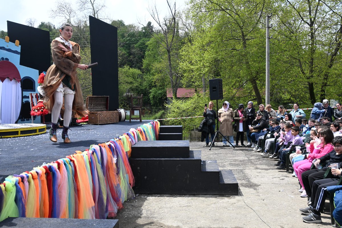 iktm67's tweet photo. Zonguldak İl Kültür ve Turizm Müdürlüğü koordinasyonunda, 06 Mayıs 2026 Çarşamba günü Zonguldak Garı’nda sahnelenen “Masal Treni” adlı çocuk oyunu, minik izleyicilerden büyük beğeni topladı. https://t.co/fgaus8zmgb