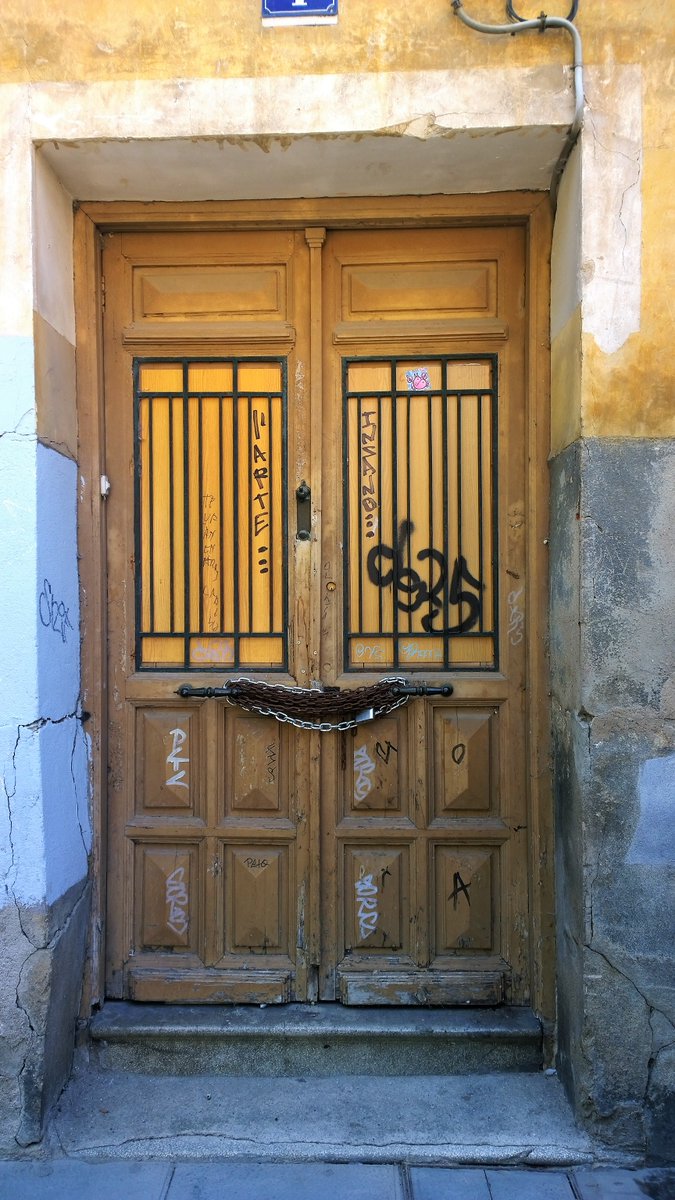 KatySnchez's tweet photo. Puerta de  madera antigua con rejas de hierro. #puertas #antigua #grafittis #hacerfotos #cadenas https://t.co/ucMIDqnK5M